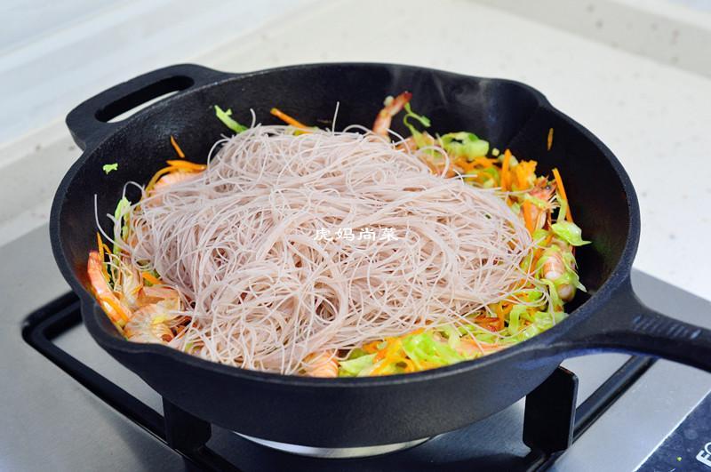 炒米粉怎么泡才会软又有弹性,炒米粉要把粉泡到什么程度