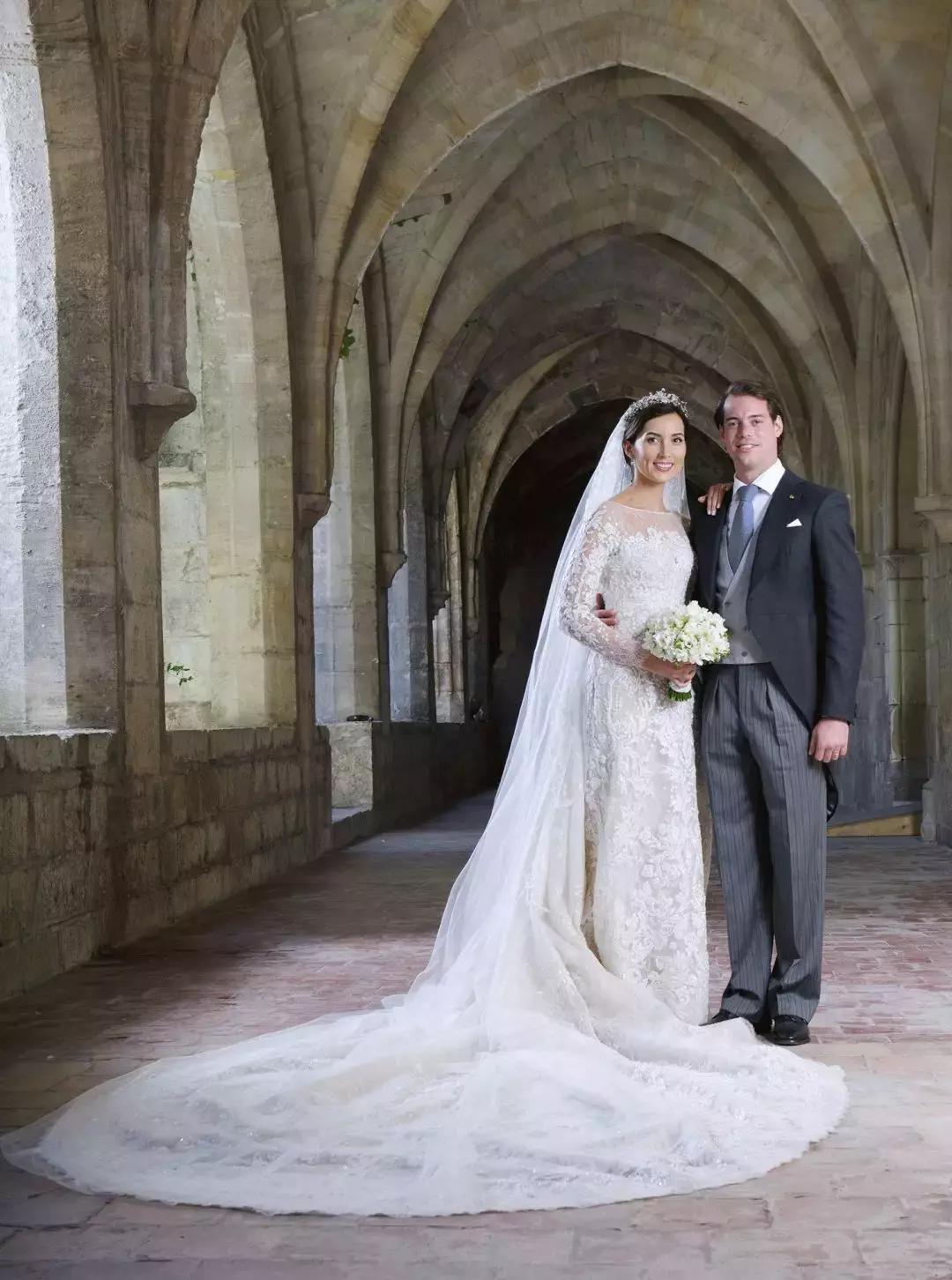 15万颗施华洛世奇水晶,eliesaab婚纱