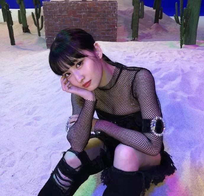 金希澈出道15年首次公开恋情，女友还被评为95后爱豆中最懂穿的人