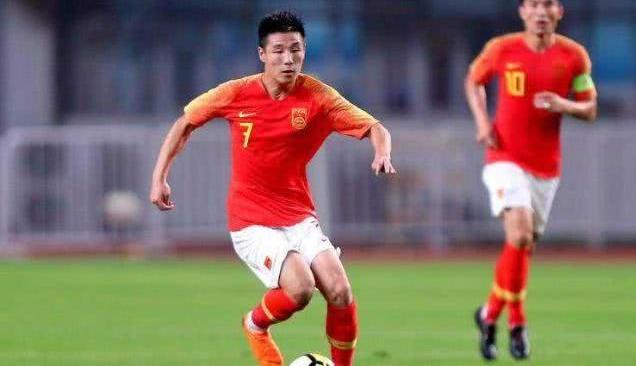 国足首位脱衣庆祝女球员，腹肌让男足无颜，今退役将足球带进大山