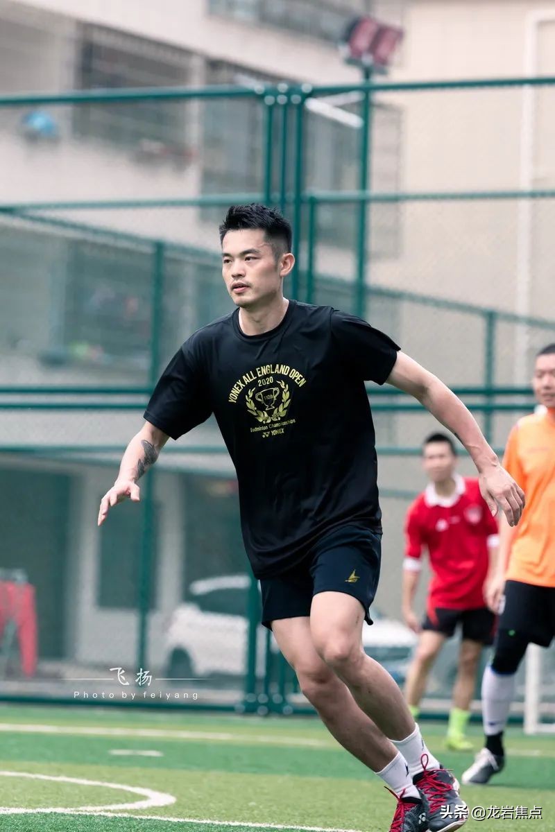 林丹脚踢球,林丹回到球场赢了