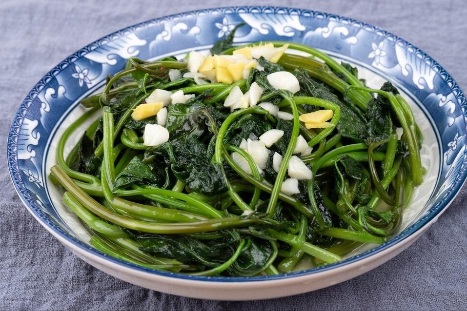 红薯叶焯水后发黑是什么原因,炒红薯叶如何不让变色