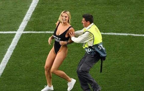 欧冠裸奔一幕重现板球赛场！不是一家人不进一家门，为炒作真够拼