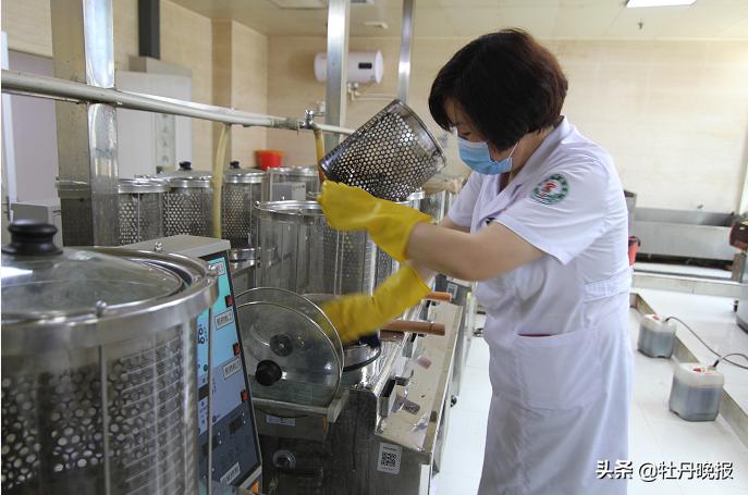 煎药师“汗蒸房”里熬良药