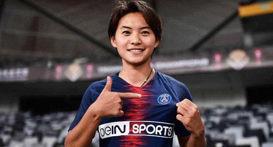 王霜赛后望向远方,王霜迎女足英超首秀