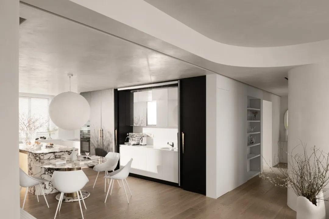 她从欧洲背回月球灯，“明明如月，何时可掇”，把家变成了艺术馆