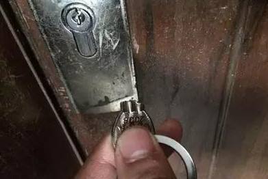 钥匙断在锁里怎么取用小妙招,钥匙断在锁里边太紧了怎么取出来