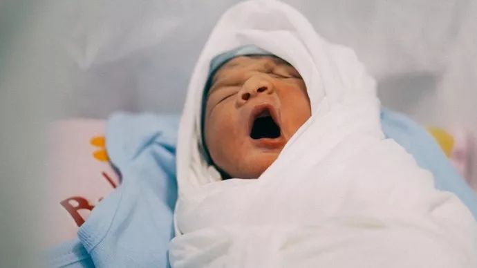 新生宝宝要挤吗,宝宝出生要挤宝宝头吗