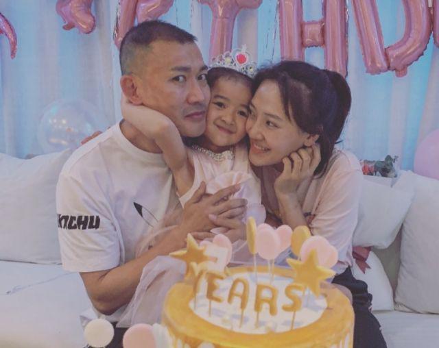 她18岁出道20岁成名却在22岁嫁人,她为了追星考上中戏