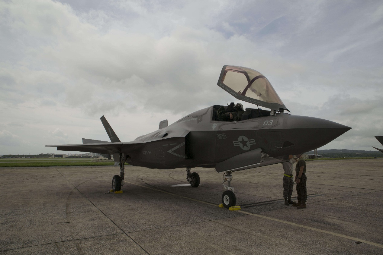 日本舰载机攻击航母,驻日美军航母舰载机开始起降