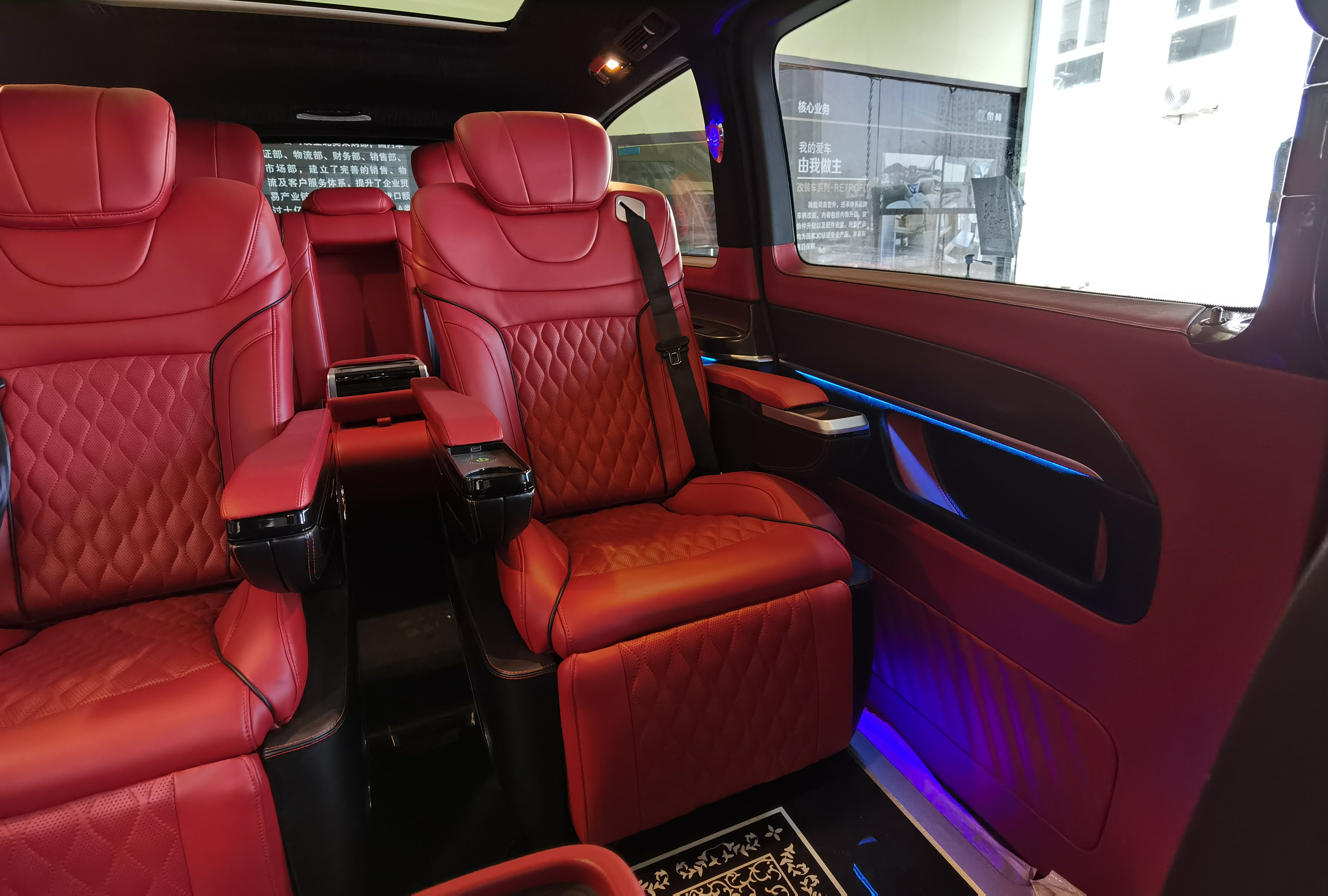 从简约到惊艳，奔驰V级商务车巅峰对决，同样的价格你会选谁？