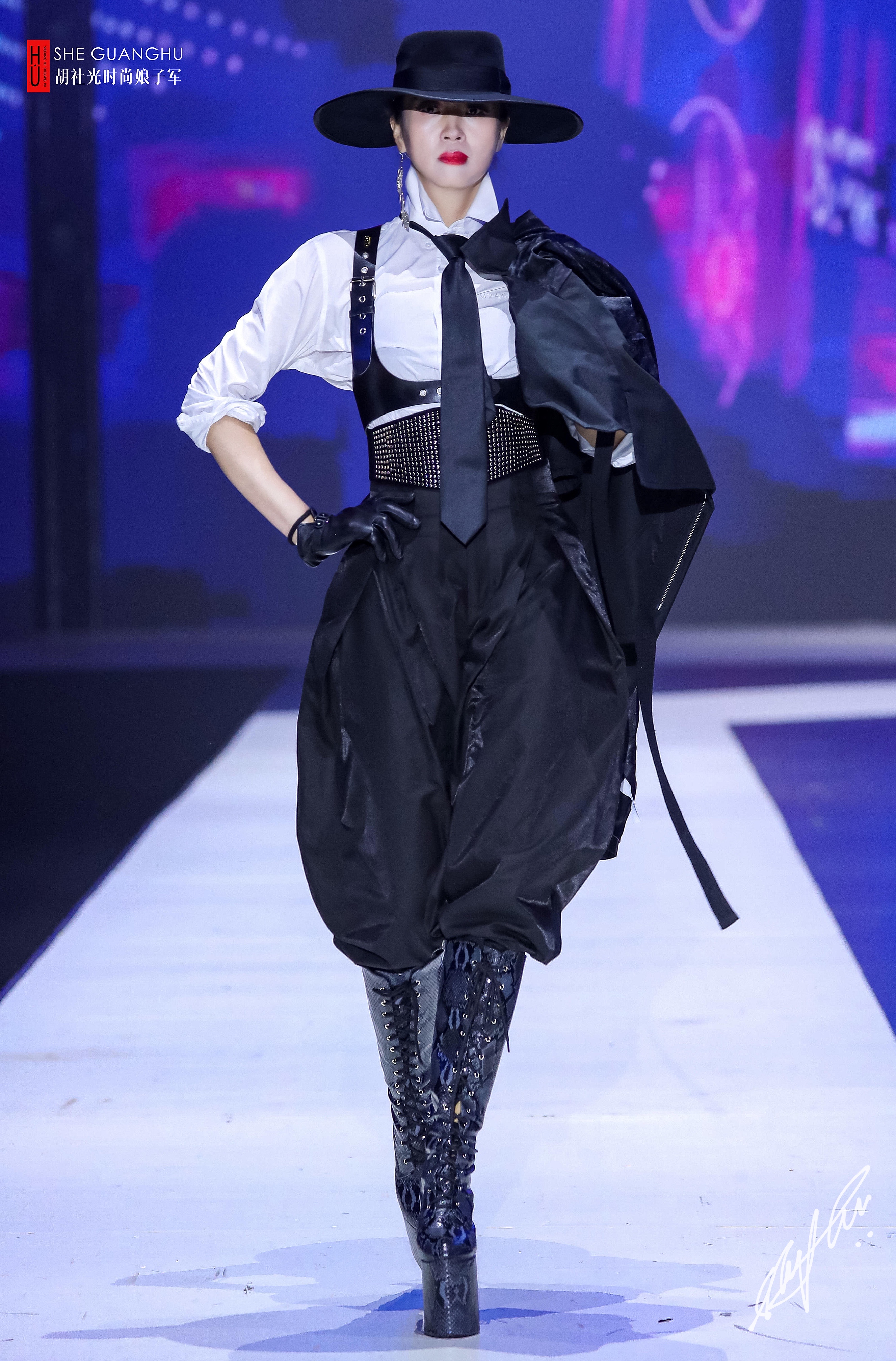 胡社光时尚娘子军五周年show,胡社光时尚娘子军亮相视频