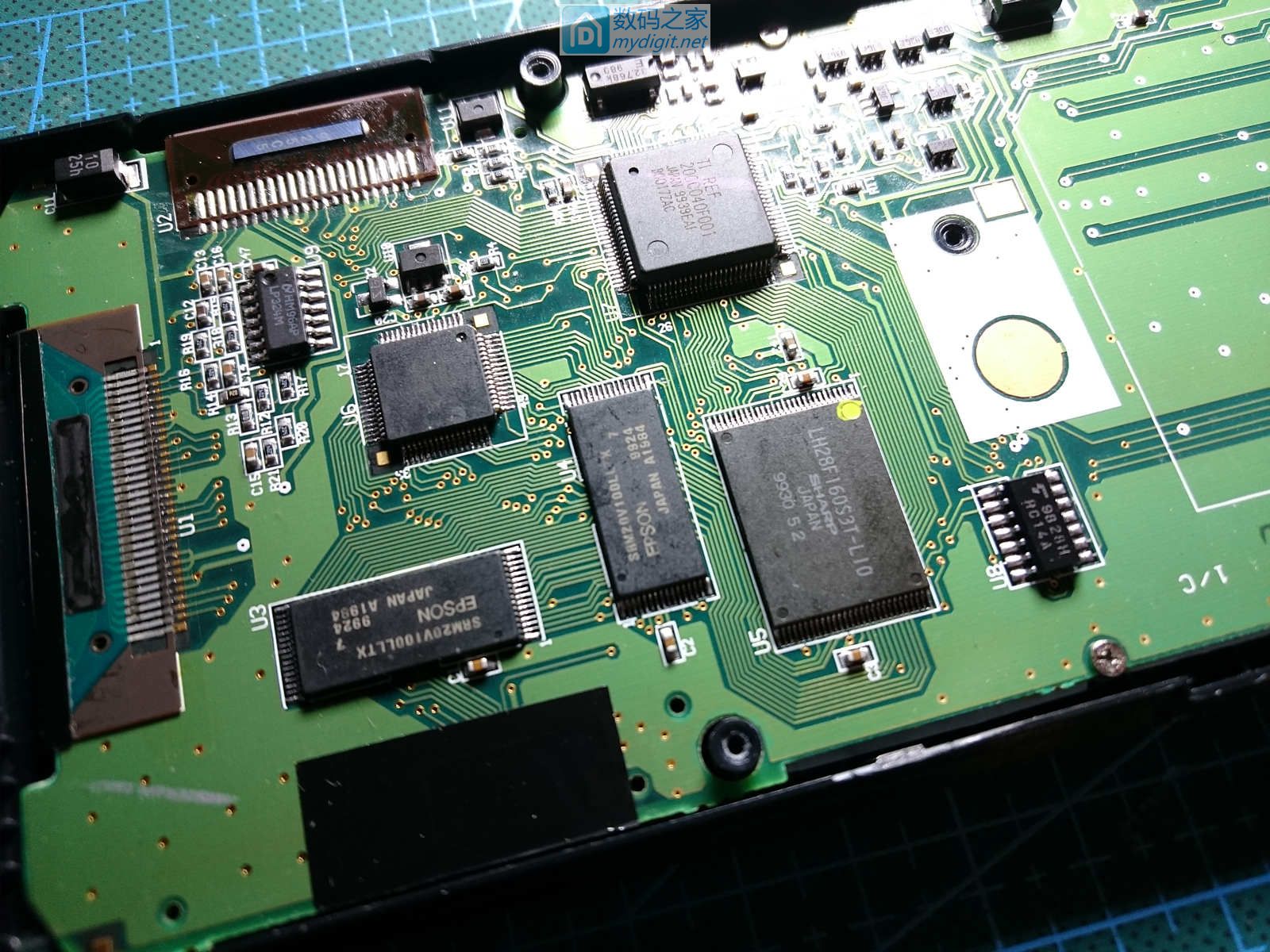 技术大佬秀操作！德州仪器TI-89图形计算器拆机维修及CPU超频