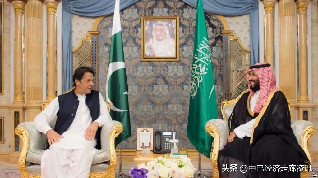 沙特王子拜访巴基斯坦总理赠送镀金AK步枪