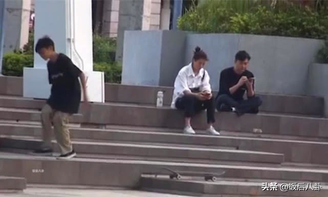 张智霖一家散步,张智霖举家北上