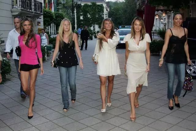 足坛十大最美球星太太团,球星太太团美女