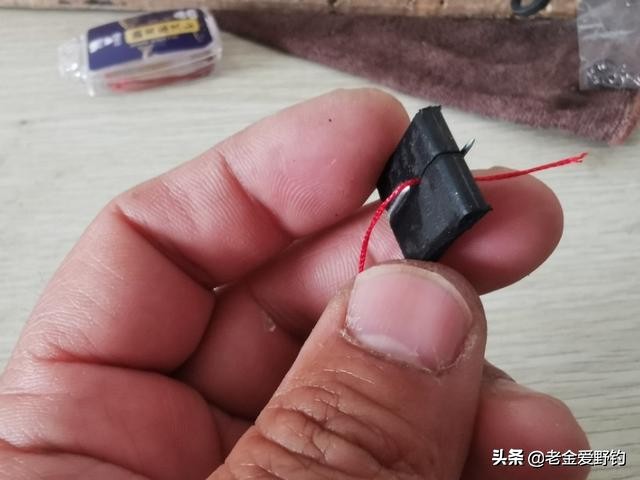 自制绑钩器的绑钩演示,绕线圈自制绑钩器可以绑袖钩