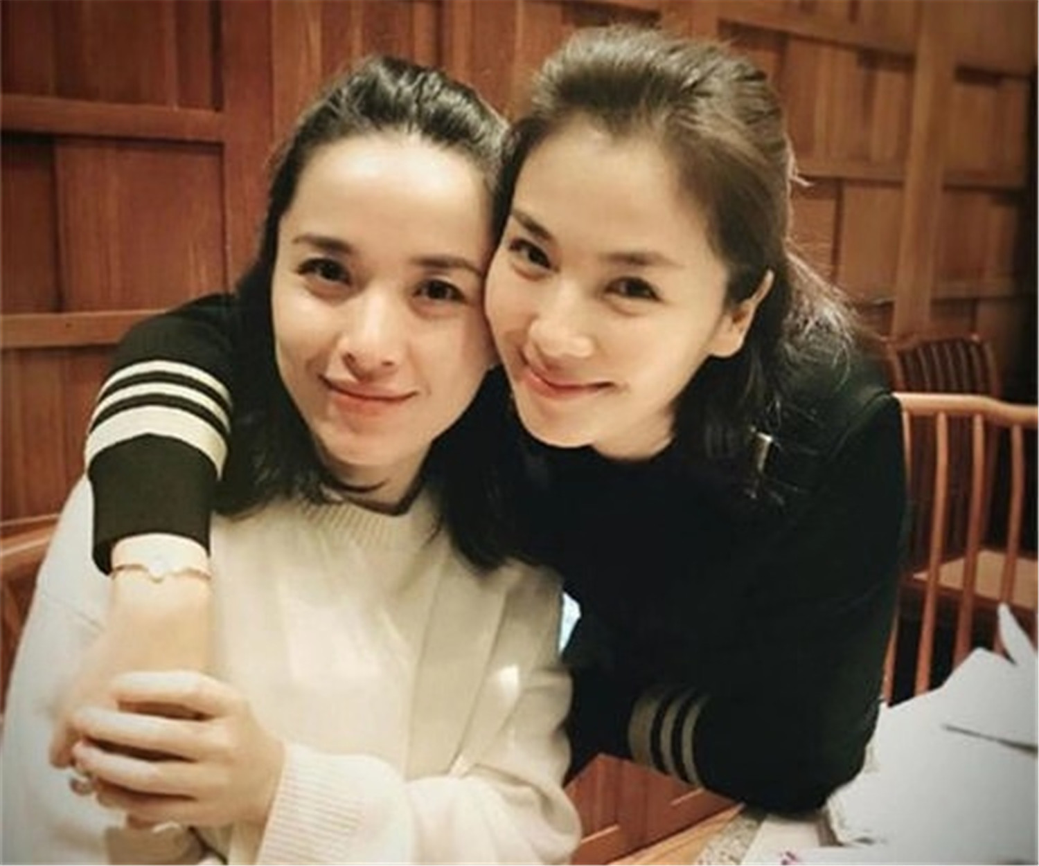 42岁李佳和靳东近照,李佳一婚