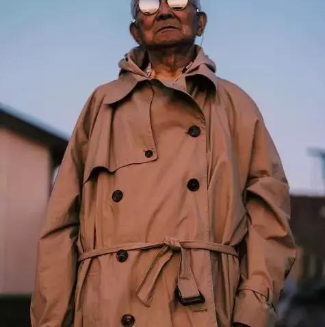 大爷一夜之间变成帅哥,农村大爷变型男