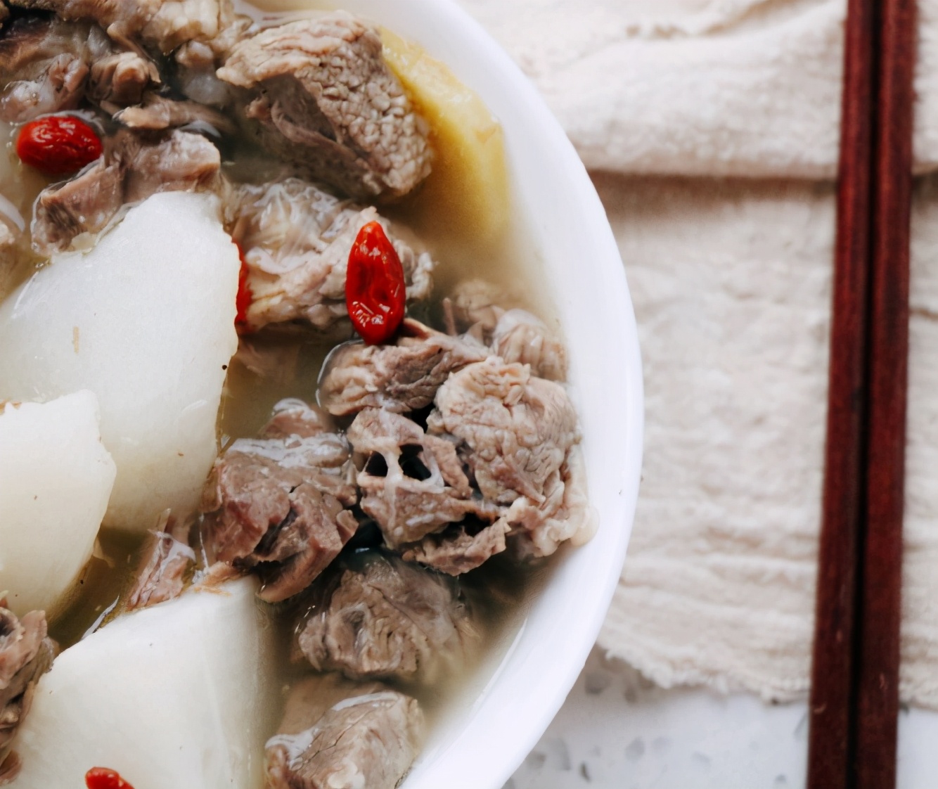 炖羊肉时牢记三不放,炖羊肉只放4种料羊肉没膻味