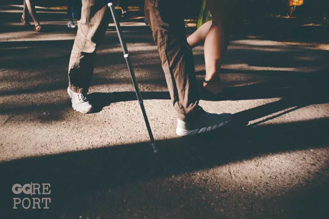 一个美貌的盲人姑娘会经历什么？读屏软件让盲人也能正常读新闻、刷朋友圈，他们因此能突破困境吗？