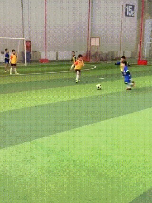 太帅啦!*疆新**6岁足球小子“花式过人”上热搜