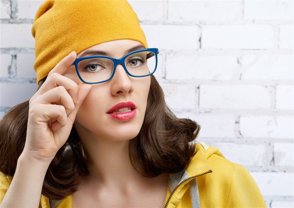 近视怎样选合适自己的镜片,怎样选择适合自己的近视眼镜