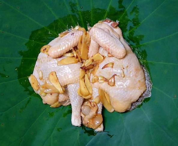 荷叶鸡特别香,淡淡的荷叶香