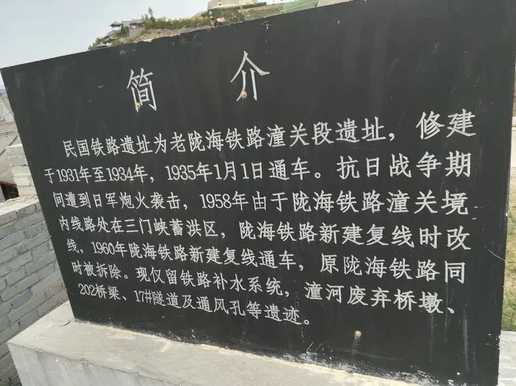 坐车穿越鬼屋,骑自行车到鬼屋