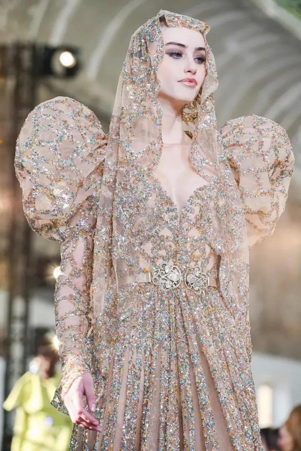 刘亦菲金裙子,刘亦菲穿一袭仙女裙现身活动