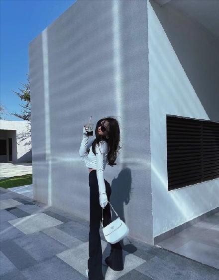 微胖女生穿显腿长又瘦的裤子,微胖小个子穿的微喇牛仔裤