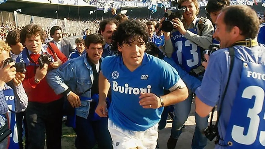 球王马拉多纳的陨落纪录片完整版,马拉多纳传奇纪录片