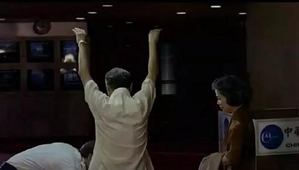 豆瓣7.1，烂番茄26%，精分般的评价背后是两国电影的文化之争