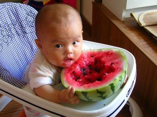 隔夜西瓜吃了娃发烧持续38度,小孩子吃西瓜会引起高烧吗