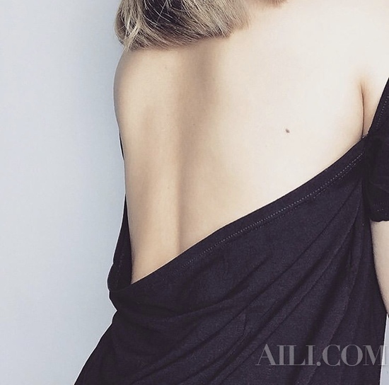 改善后背痘痘小tips,怎么让背部痘痘和痘印去掉