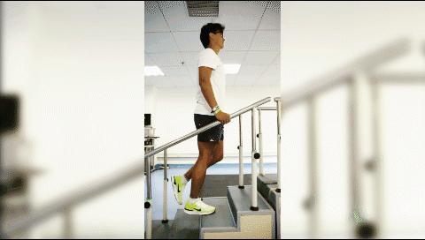 崴脚冰敷的正确做法,崴脚后怎么冰敷和热敷