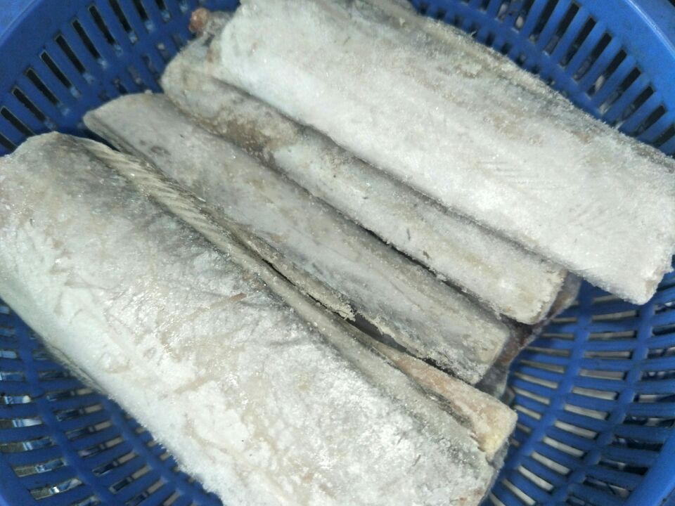 怎么煎带鱼不粘锅不掉皮,带鱼怎么煎不粘锅不掉皮