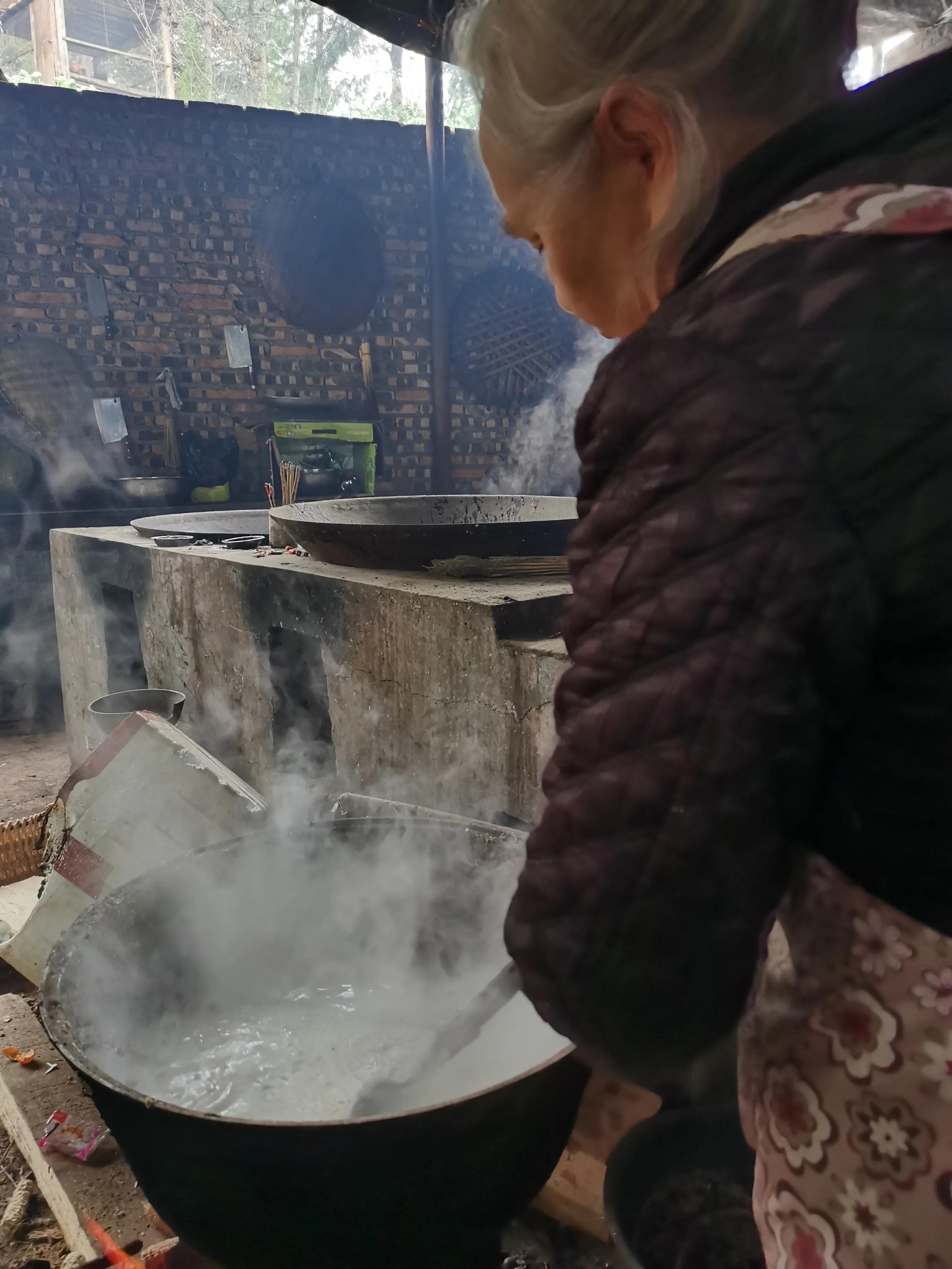 那几只被欺凌至死的母鸡告诉女人：要么抗争，要么堕落