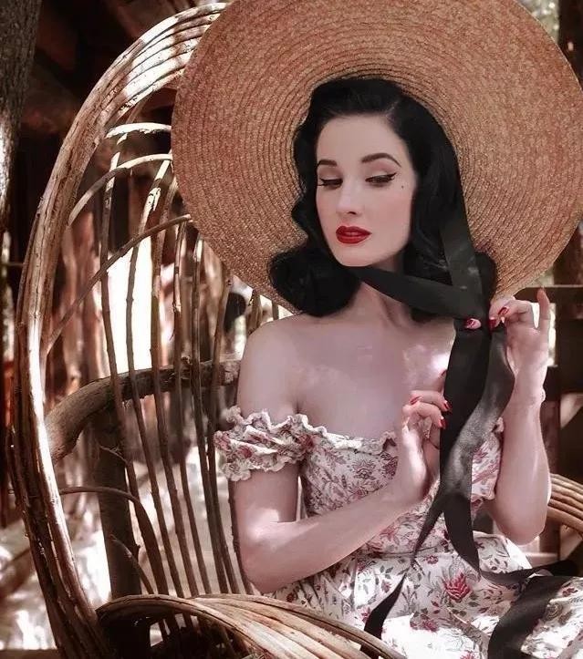 她19岁成为脱衣舞娘身家2亿,拒绝查尔斯邀约,女人都会被她迷住