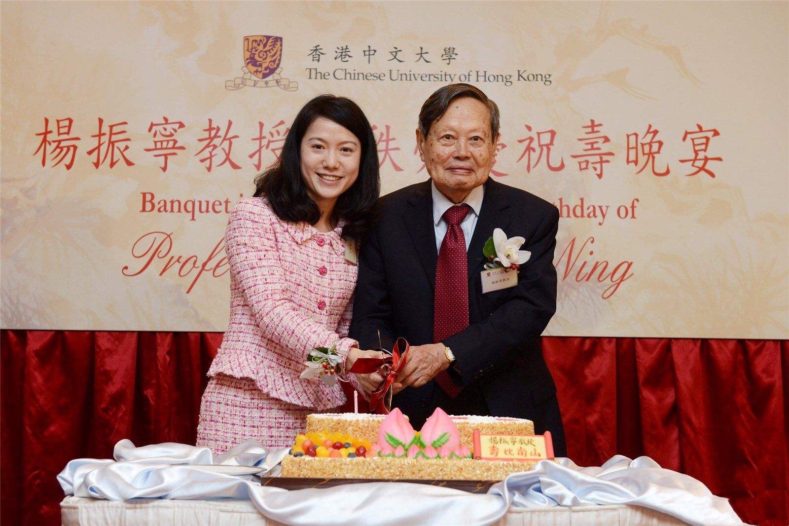 28岁翁帆嫁82岁杨振宁,相差54岁祖孙恋,16年来幸福吗?