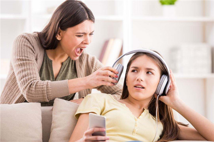 孩子叛逆期和父母顶嘴怎么办,孩子跟父母记仇怎么教