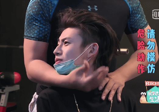 小鬼正骨治驼背,小鬼治驼背痛苦视频