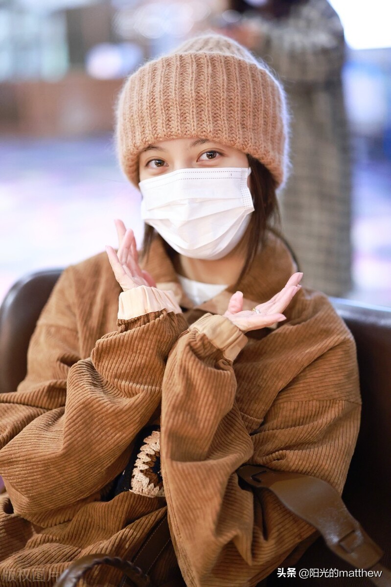 宋妍霏街拍皮衣混搭运动裤铆钉,宋妍霏条纹上衣穿搭