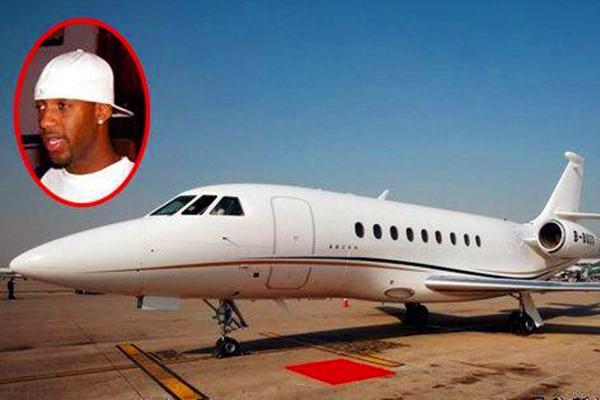 篮球明星詹姆斯的10款豪车 (乔丹詹姆斯车库对比)