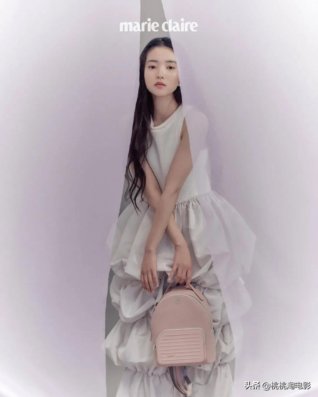 金泰梨杂志写真图文,女星金泰梨穿圣诞小鹿装跳舞