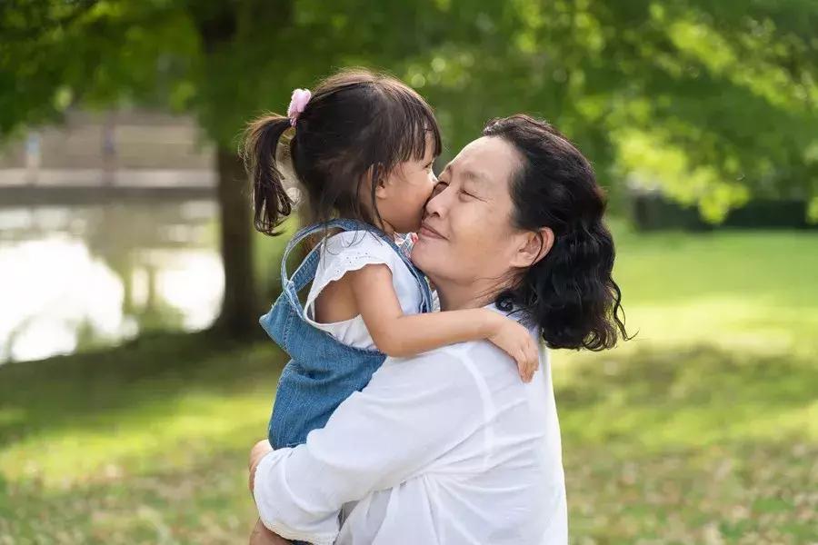 老人带孩子这六种行为一定要干预,为什么老人带孩子不听话还没礼貌