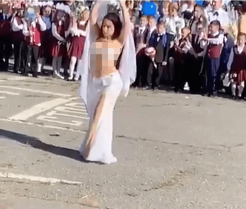 俄罗斯女教师跳芭蕾舞视频,俄女教师表演婴儿瑜伽