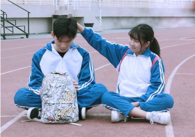 13岁女生脖子被种“草莓”，妈妈再三追问，女儿的回答让妈妈痛哭