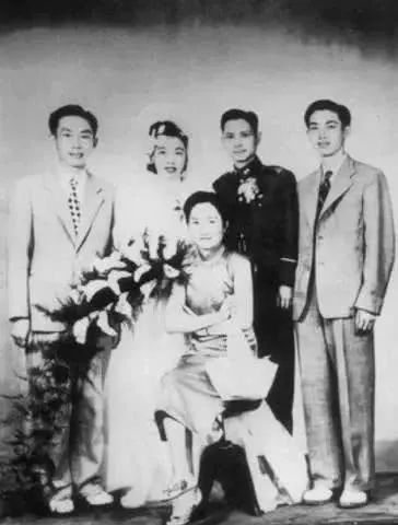 陆小曼年轻时在飞机上,陆小曼的生活有多奢侈