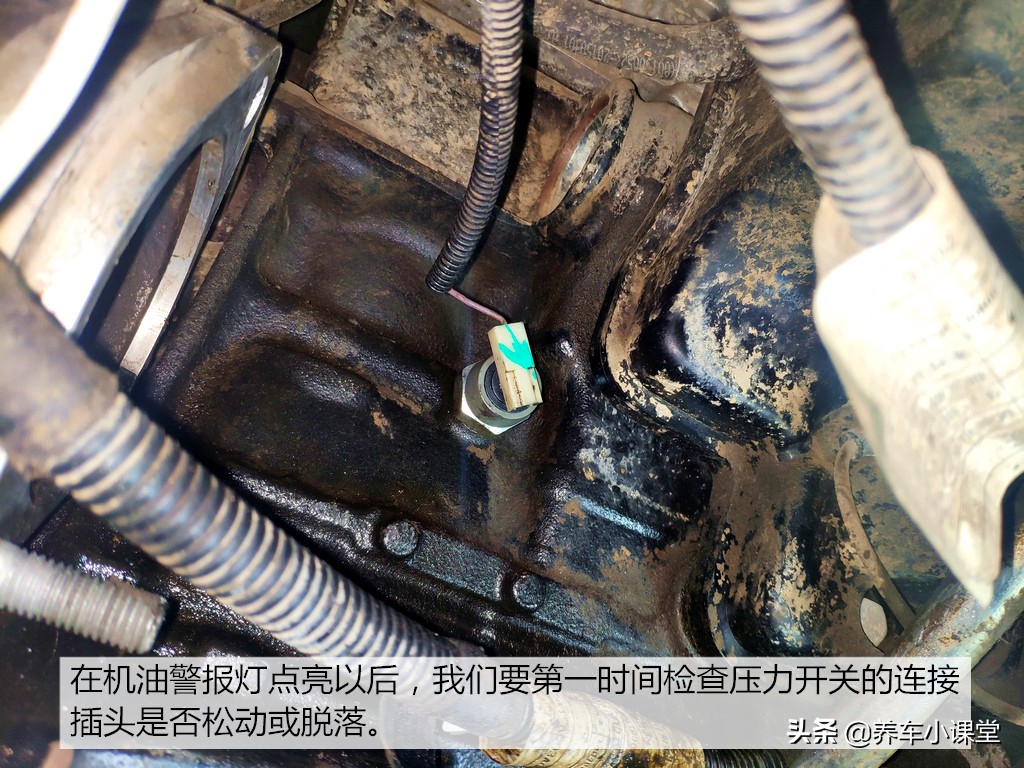 急转弯机油灯报警是怎么回事,机油灯报警还可以开多少公里